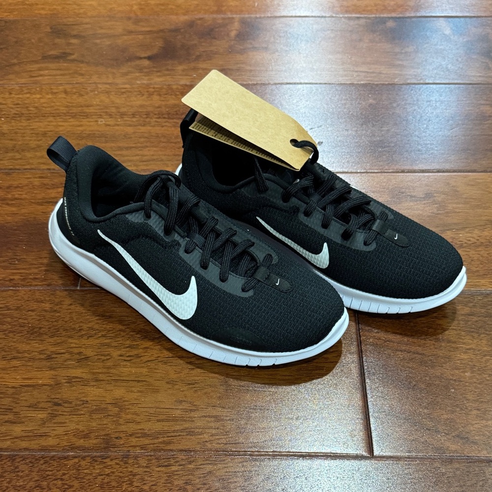 Nike Women's Black and White Sneakers Flex Experience 12